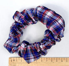 Load image into Gallery viewer, Summer scrunchie with measurement

